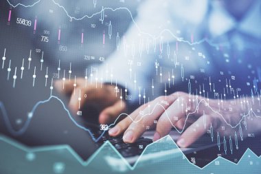 Arka planda ofiste bilgisayarda işadamı yazarak Forex grafiği. Analiz kavramı. Çift Pozlama.