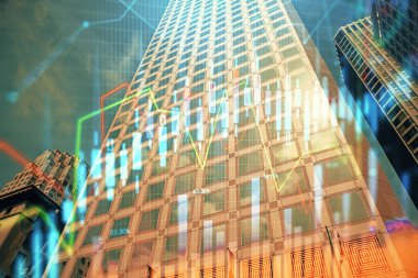 Yüksek binaların arka planında çoklu pozlama olan eski şehir haritası. Finansal araştırma kavramı.