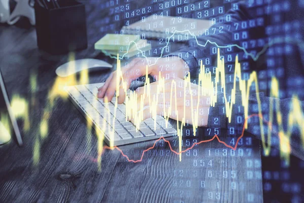 Gráfico de stock con hombre de negocios escribiendo en la computadora en la oficina en segundo plano. Concepto de análisis. Doble exposición . — Foto de Stock