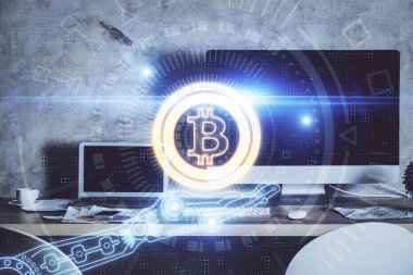 Blockchain temalı holograma ve bilgisayar arkaplanlı masaya çoklu maruz kalma. Bitcoin şifreleme para birimi kavramı.