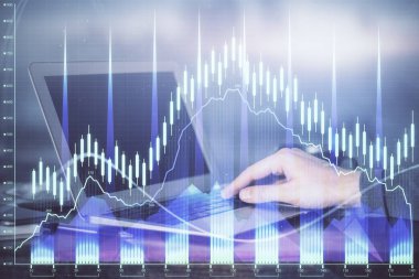 Forex grafik arka plan ile borsa dizüstü bilgisayar ile notlar yazma mans elçift pozlama. Üst Görünüm. Araştırma ve ticaret kavramı.