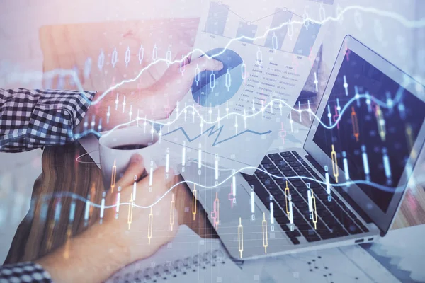 Doble exposición de manos mans escribir notas con el ordenador portátil de la bolsa con fondo gráfico de divisas. Vista superior. Concepto de investigación y comercio . —  Fotos de Stock