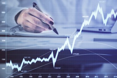 Forex grafik hologramı ile not lar yapan kadın ellerinin çift pozlama. Kavram teknik analizi.