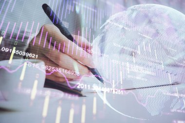 Forex tablosu WOMANS el notları arka plan alarak görüntülenir. Araştırma kavramı. Çift Pozlama