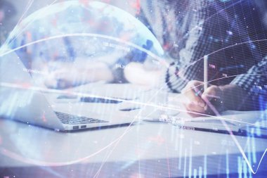 Arka planda bilgisayarda çalışan bir adamla birlikte çok sayıda formasyona maruz kaldık. Pazar analizi kavramı.