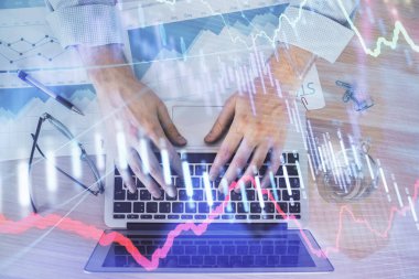 Arka planda bilgisayarda çalışan bir adamla piyasa grafiği iki katına çıktı. Mali analiz kavramı.