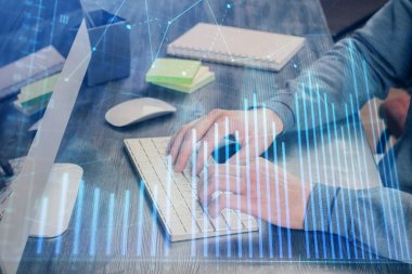 Arka planda ofiste bilgisayarda işadamı yazarak stok grafiği. Analiz kavramı. Çift Pozlama.