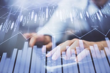 Arka planda ofiste bilgisayarda işadamı yazarak Forex grafiği. Analiz kavramı. Çift Pozlama.