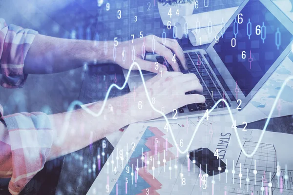 Doppia esposizione di grafico stock con uomo d'affari digitando sul computer in carica su sfondo. Concetto di duro lavoro . — Foto Stock