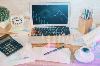 Finansal tablo çizimi ve arka planda bilgisayar olan bir tablo. Çifte maruziyet. Uluslararası pazarlar kavramı.