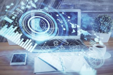 İş teması simgelerinin çoklu pozlandırılması ve bilgisayar geçmişi olan masa. Başarı kavramı.