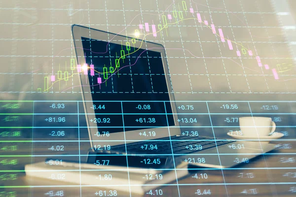 Desenho gráfico financeiro e tabela com computador em segundo plano. Dupla exposição. Conceito de mercados internacionais. — Fotografia de Stock