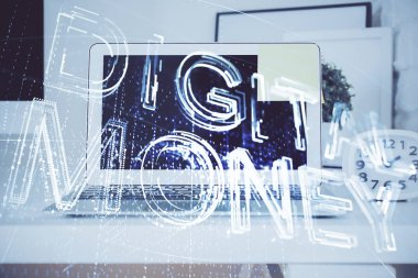 Blockchain temalı holograma ve bilgisayar arkaplanlı masaya çoklu maruz kalma. Bitcoin şifreleme para birimi kavramı.