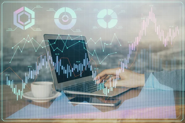 Dupla exposição de empresários mãos com laptop e fundo gráfico do mercado de ações. Conceito de investigação e comércio . — Fotografia de Stock