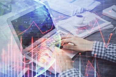 Arka planda bilgisayarla çalışan bir adamla iki kez ön x çizelgesine maruz kaldık. Pazar analizi kavramı.