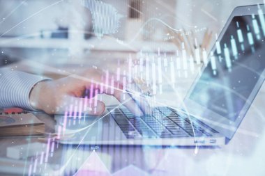 Arka planda dizüstü bilgisayar üzerinde çalışan adam ile borsa grafiği çift pozlama. Finansal analiz kavramı.