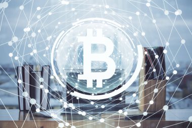 Blockchain temalı holograma ve bilgisayar arkaplanlı masaya çoklu maruz kalma. Bitcoin şifreleme para birimi kavramı.