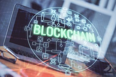 Blockchain temalı holograma ve bilgisayar arkaplanlı masaya çoklu maruz kalma. Bitcoin şifreleme para birimi kavramı.