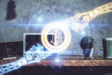 Blockchain temalı holograma ve bilgisayar arkaplanlı masaya çoklu maruz kalma. Bitcoin şifreleme para birimi kavramı.