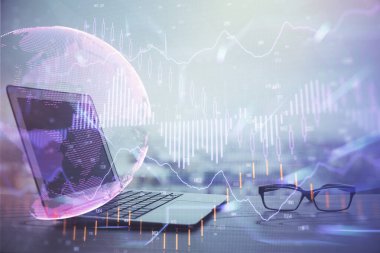 Kişisel bilgisayar arkaplanına çizilmiş borsa hologramı. Çoklu maruz kalma. Yatırım kavramı.