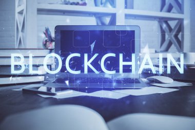 Blockchain temalı holograma ve bilgisayar arkaplanlı masaya çoklu maruz kalma. Bitcoin şifreleme para birimi kavramı.