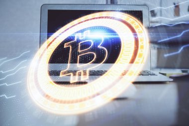 Blockchain temalı holograma ve bilgisayar arkaplanlı masaya çoklu maruz kalma. Bitcoin şifreleme para birimi kavramı.