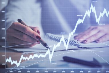 Forex grafik hologramı ile not lar yapan kadın ellerinin çift pozlama. Konsept borsa analizi.