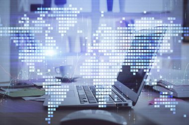 İş teması simgelerinin çoklu pozlandırılması ve bilgisayar geçmişi olan masa. Başarı kavramı.