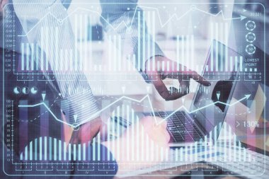 Adam arka planda ofiste bilgisayarda yazarak grafik çift pozlama. Zor iş kavramı. Closeup.