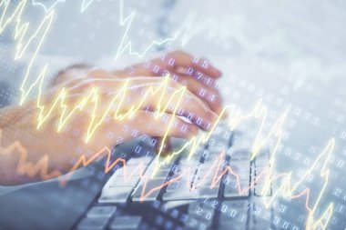 Arka planda ofiste bilgisayarda bilgisayarda yazan adam ile grafik çoklu pozlama. Sıkı çalışma kavramı. Closeup.