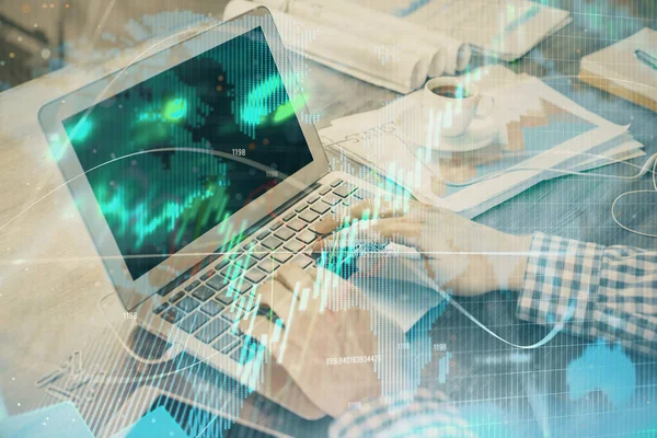 Dubbel exponering av forex diagram med mannen som arbetar på datorn på bakgrunden. Begreppet marknadsanalys. — Stockfoto