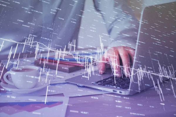 Gráfico de Forex con hombre de negocios que trabaja en la computadora en la oficina en segundo plano. Concepto de trabajador. Exposición múltiple . —  Fotos de Stock