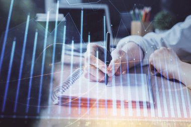 Forex tablosu WOMANS el notları arka plan alarak görüntülenir. Araştırma kavramı. Çift Pozlama