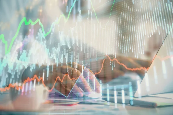 Doble exposición del gráfico de divisas con el hombre que trabaja en la computadora en el fondo. Concepto de análisis de mercado . —  Fotos de Stock