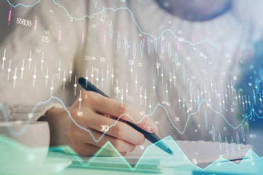 Forex tablosu WOMANS el notları arka plan alarak görüntülenir. Araştırma kavramı. Çoklu pozlama