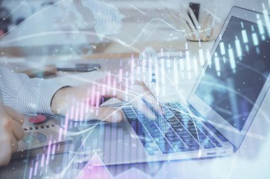 Arka planda dizüstü bilgisayar üzerinde çalışan adam ile borsa grafiği çoklu pozlama. Finansal analiz kavramı.