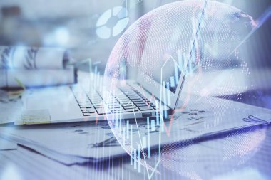 Finansal tablo çizimi ve arka planda bilgisayar olan bir tablo. Çoklu maruz kalma. Uluslararası pazarlar kavramı.