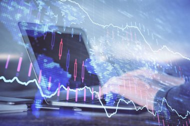 Forex grafik arka plan ile borsa dizüstü bilgisayar ile notlar yazma mans elçift pozlama. Üst Görünüm. Araştırma ve ticaret kavramı.