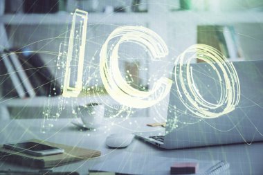 Blockchain temalı holograma ve bilgisayar arkaplanlı masaya çoklu maruz kalma. Bitcoin şifreleme para birimi kavramı.