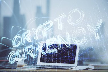 Blockchain temalı holograma ve bilgisayar arkaplanlı masaya çoklu maruz kalma. Bitcoin şifreleme para birimi kavramı.