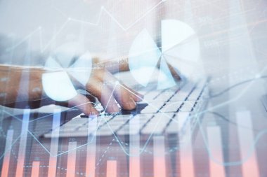 Arka planda ofiste bilgisayarda çalışan işadamı ile Forex grafiği. Sert çalışma kavramı. Closeup. Çoklu pozlama.