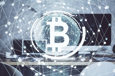 Blockchain temalı holograma ve bilgisayar arkaplanlı masaya çoklu maruz kalma. Bitcoin şifreleme para birimi kavramı.