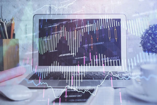 Gráfico de mercado de ações e tabela com fundo de computador. Dupla exposição. Conceito de análise financeira. — Fotografia de Stock