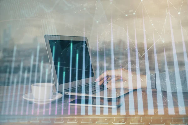 Dubbele blootstelling van Mans handen schrijven notities met laptop van aandelenmarkt met Forex Graph achtergrond. Bovenaanzicht. Concept van onderzoek en handel. — Stockfoto