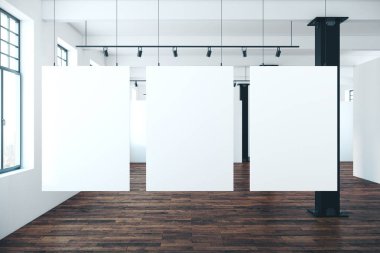 Üç boş ilan panosuyla iç mekan