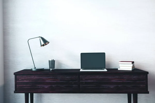 Mesa de madeira com laptop vazio — Fotografia de Stock