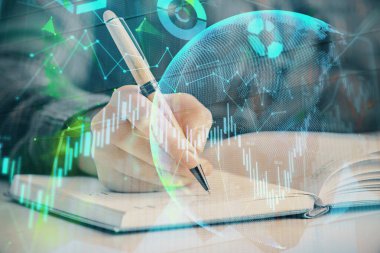 Forex grafik hologramı ile not lar yapan kadın ellerinin çoklu pozlaması. Teknik analiz kavramı.