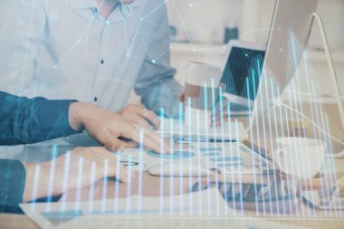 Adam arka planda ofiste bilgisayarda yazarak grafik Multi pozlama. Zor iş kavramı.