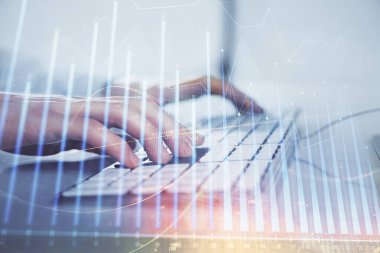 Arka planda ofiste bilgisayarda çalışan işadamı ile Forex grafiği. Sert çalışma kavramı. Closeup. Çoklu pozlama.