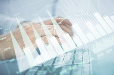 Arka planda ofiste bilgisayarda bilgisayarda yazan adam ile grafik çoklu pozlama. Sıkı çalışma kavramı. Closeup.